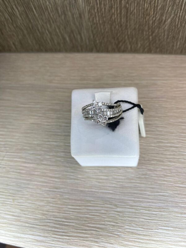 ANELLO BIBIGì IN ORO BIANCO 18KT 750 DIAMANTI A BAGUETTE,DIAMANTI A FIORE - immagine 3