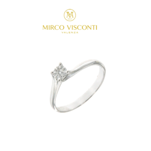 MIRCO VISCONTI ANELLO SOLITARIO ASSEMBLATO CON DIAMANTI IN ORO 18KT DA DONNA NUOVO L’anello Mirco Visconti AB967 è un gioiello dal design sofisticato e romantico, perfetto per chi desidera un accessorio prezioso e senza tempo.